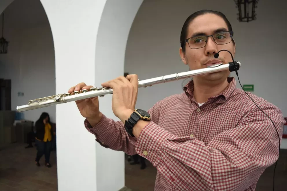 Desde la calle Daniel Zatarain deleita a todos con la música de su flauta transversal