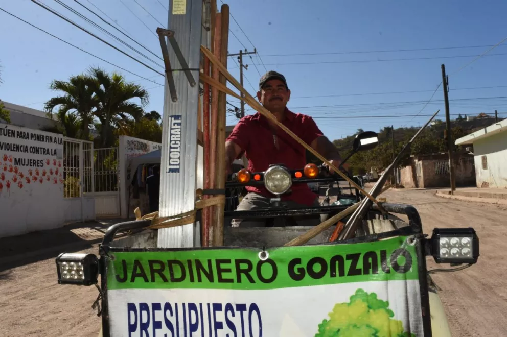 Gonzalo Domínguez Ramírez, se dedica a embellecer hogares de la ciudad con labores de jardinería.  Fotos: Lino Ceballos