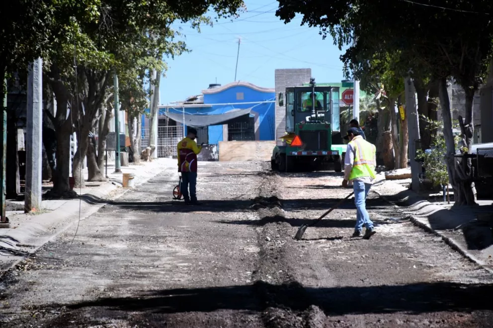 Instalan reductores de velocidad en Aguaruto y pavimenta una calle en Villa Bonita en Culiacán
