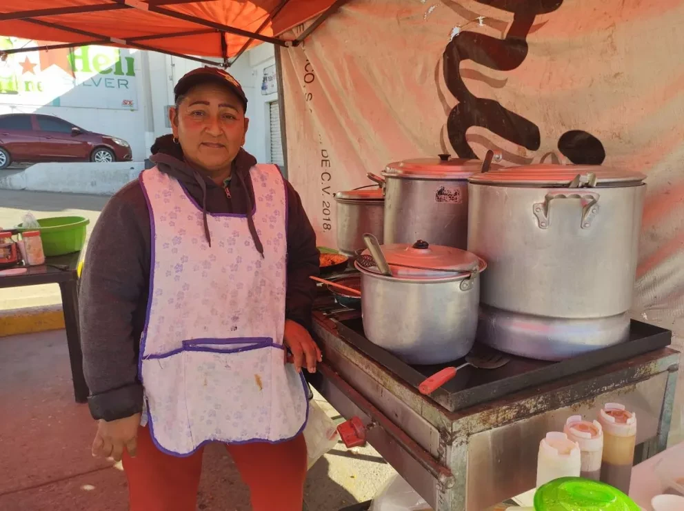 Muchos de sus clientes, dejan de ser conocidos y se convierten en sus amigos, por el buen trato que les otorga Zaida. Fotos: Juan Madrigal