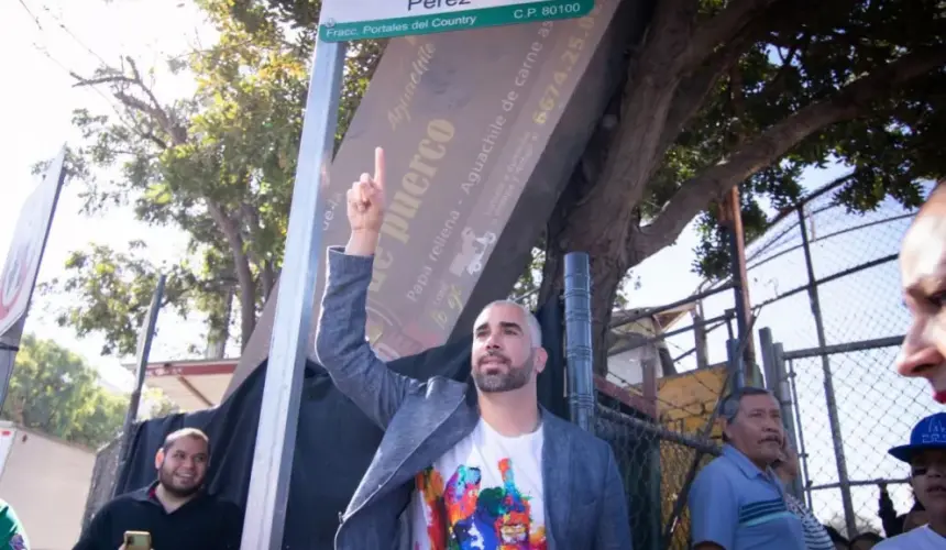 El Ayuntamiento de Culiacán rinde un merecido homenaje al ex beisbolista de Tomateros y de las Grandes Ligas, Oliver Pérez Martínez.