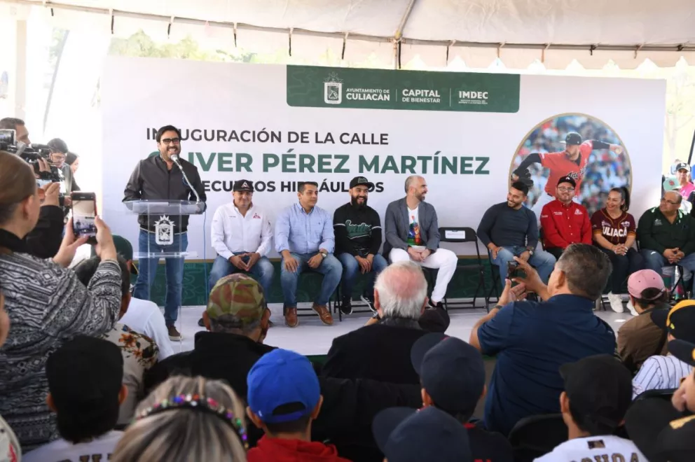La buena noticia la dio el presidente municipal durante el emotivo homenaje que se le realizó al ex beisbolista Oliver Pérez Martínez.