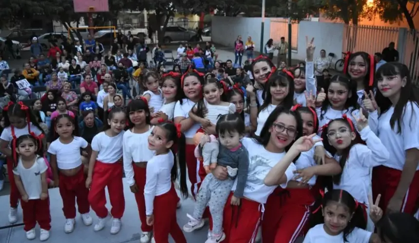 Música, baile, canto y mucha diversión se disfrutó en la celebración de 37 años de la fundación de la colonia 5 de Febrero. Fotos: Lino Ceballos