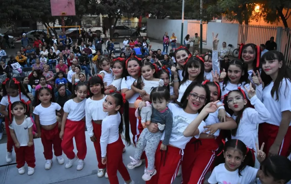 Música, baile, canto y mucha diversión se disfrutó en la celebración de 37 años de la fundación de la colonia 5 de Febrero. Fotos: Lino Ceballos