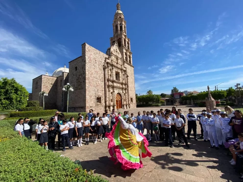 Mañanitas y arreglos florales recordando el natalicio de Lola Beltrán en Rosario, Sinaloa