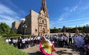 Mañanitas y arreglos florales recordando el natalicio de Lola Beltrán en Rosario, Sinaloa