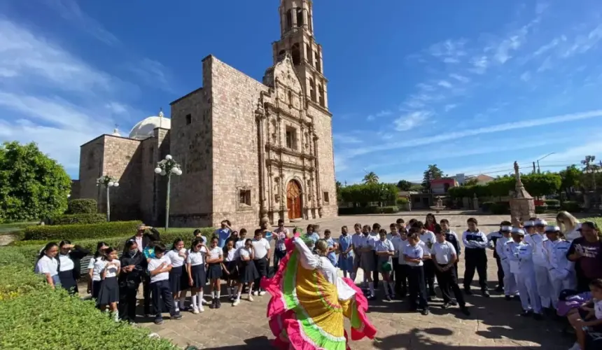 Mañanitas y arreglos florales recordando el natalicio de Lola Beltrán en Rosario, Sinaloa