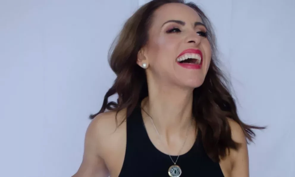 Proeduca y Avon invita a bailar zumba con causa con Eliza Stone