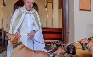 Sacerdote se viraliza por rescatar a perros de la calle y llevarlos a misa para darlos en adopción