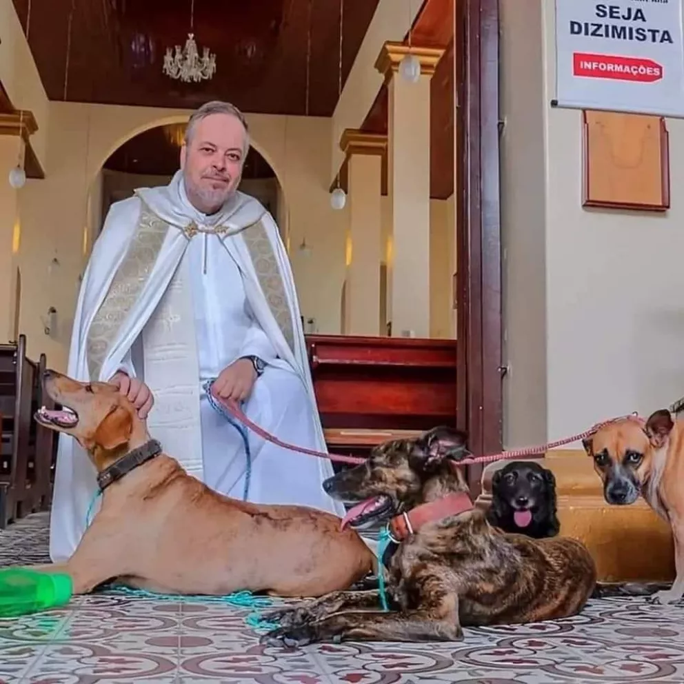 Sacerdote se viraliza por rescatar a perros de la calle y llevarlos a misa para darlos en adopción. Foto: Joao Paulo Araujo Gomes
