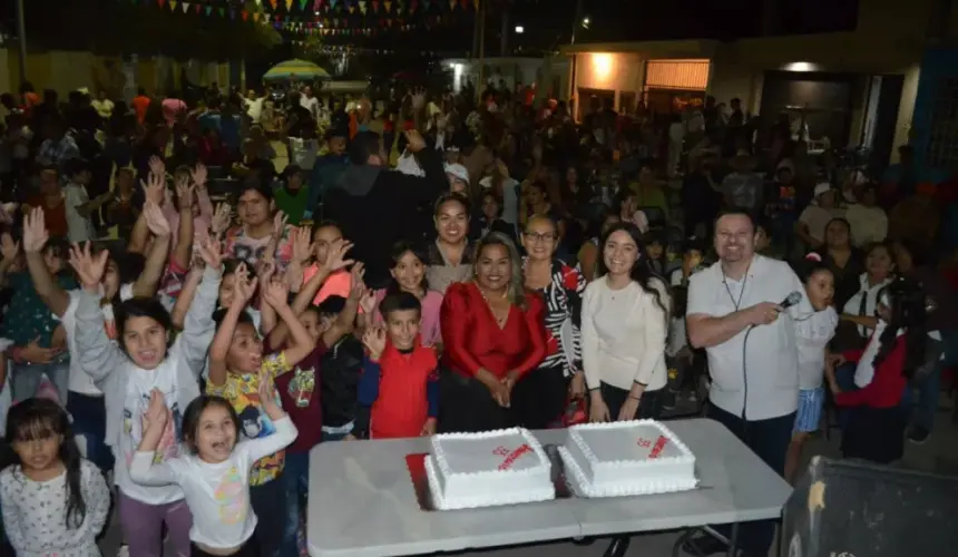 Decenas de familias de la 8 de Febrero, se unen para celebrar el 33 aniversario de la fundación de la colonia que se ubica al sur de Culiacán. Fotos: Juan Madrigal