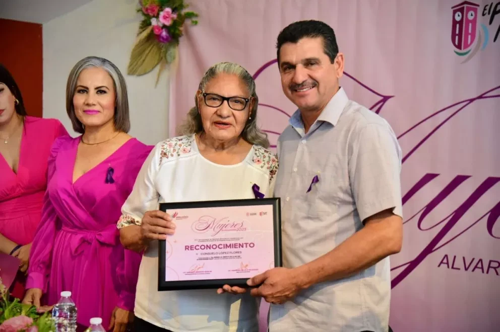 Consuelo López Flores recibe la medalla al mérito de la mujer alvaradense 2023