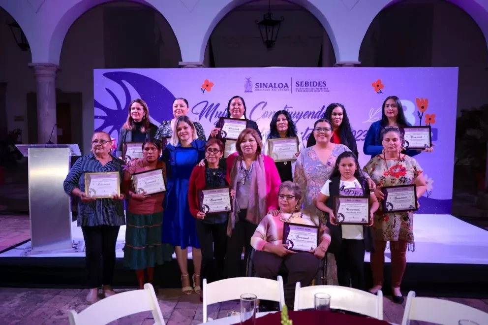 Mujeres de lucha, académicas, periodistas, comisarias, indígenas, profesionistas, líder de colonias y una pequeña de tan solo 10 años fueron las galardonadas por autoridades de SEBIDES.