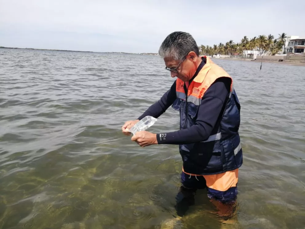 COEPRIS realiza monitoreo de agua de distintas playas previo al periodo vacacional
