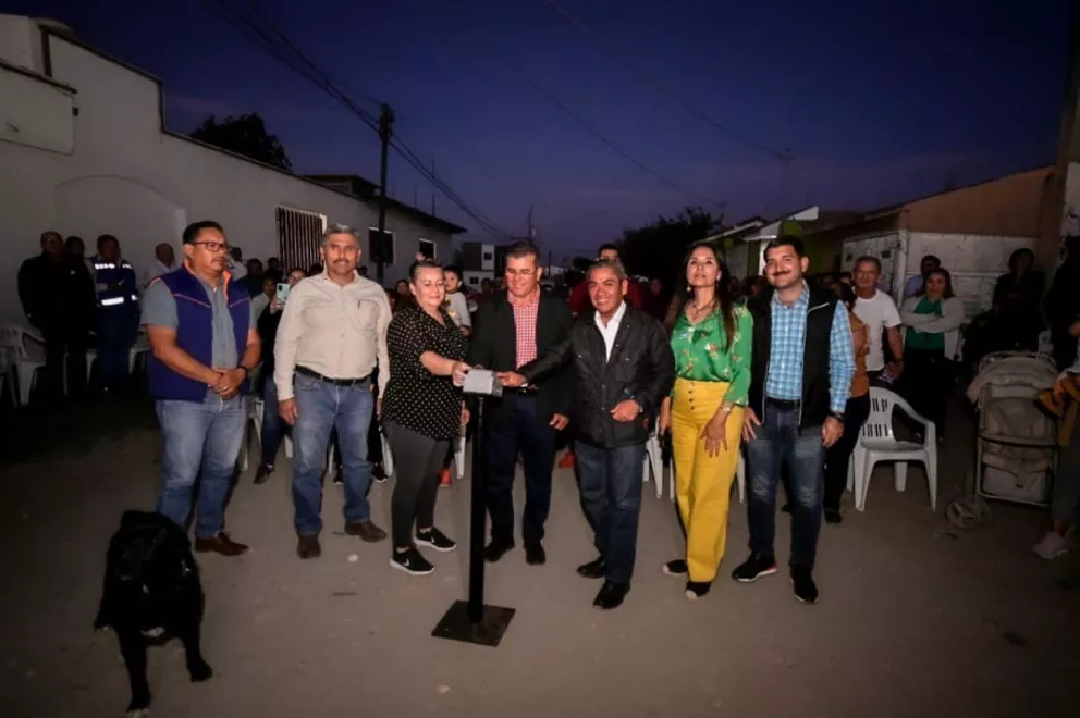 Otra colonia más de Mazatlán ya cuenta con iluminación gracias al empresario Raúl Villavicencio