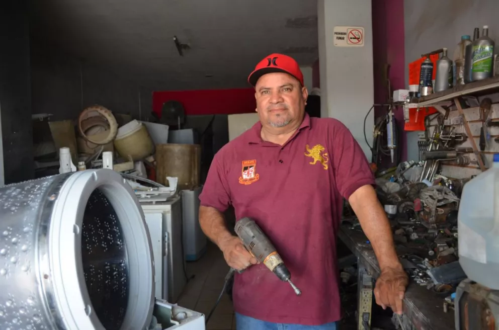 Otra de las actividades que realiza Ramón con entusiasmo, es la compra y venta de lavadoras, las repara y las deja como nuevas, para luego comercializarlas. Fotos: Juan Madrigal