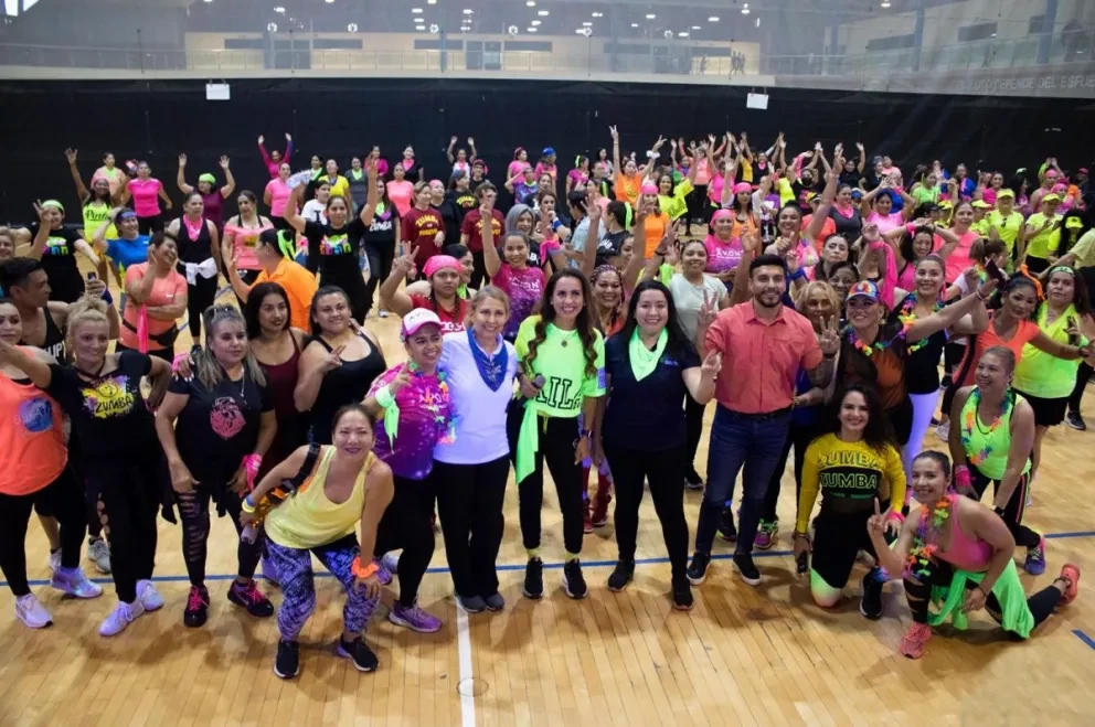 500 zumberas sinaloenses bailan por la educación en la master class de Eliza Stone.
