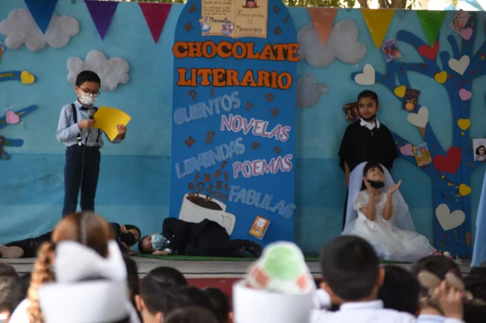Niños, niñas y docentes de la escuela primaria Marcos Mora Aguilera que se ubica en la colonia FOVISSSTE Chapultepec disfrutan de la magia de la lectura. Fotos Lino Ceballos