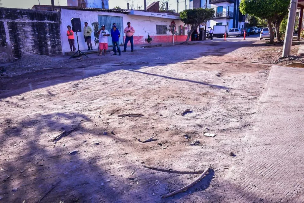 Vecinos de la colonia Sánchez de Mazatlán ya les están pavimentando sus calles