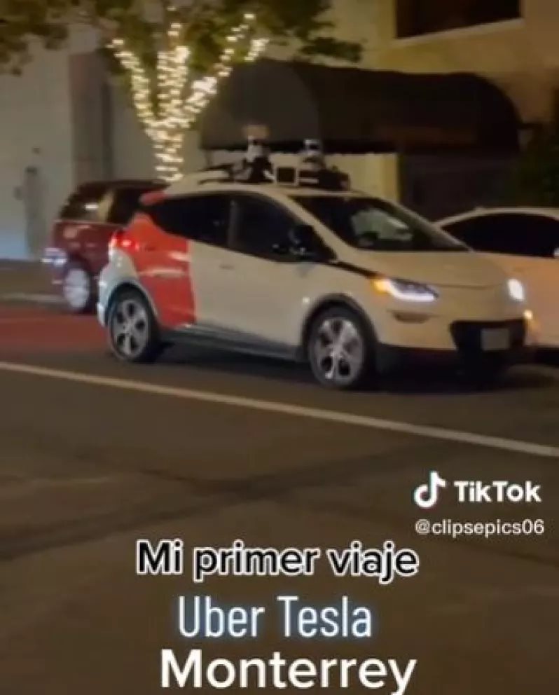 Joven se viraliza al compartir su viaje en Uber en un auto Tesla sin conductor en Monterrey 