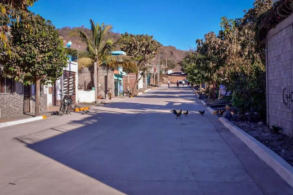 Vecinos de la colonia Universo en Mazatlán andan felices y muy contentos, ya tiene tres calles pavimentadas