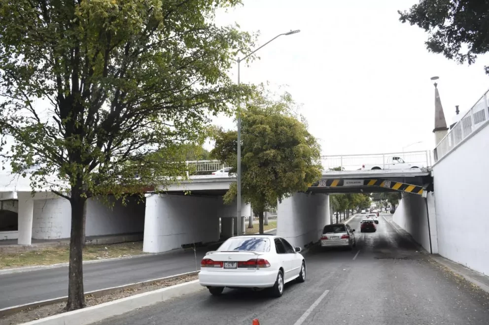 Reparan el puente Miguel Hidalgo tras siniestro ocasionado por un camión de carga.