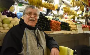 Con las frutas Don Manuel creó una historia de amor y superación en el mercado Garmendia