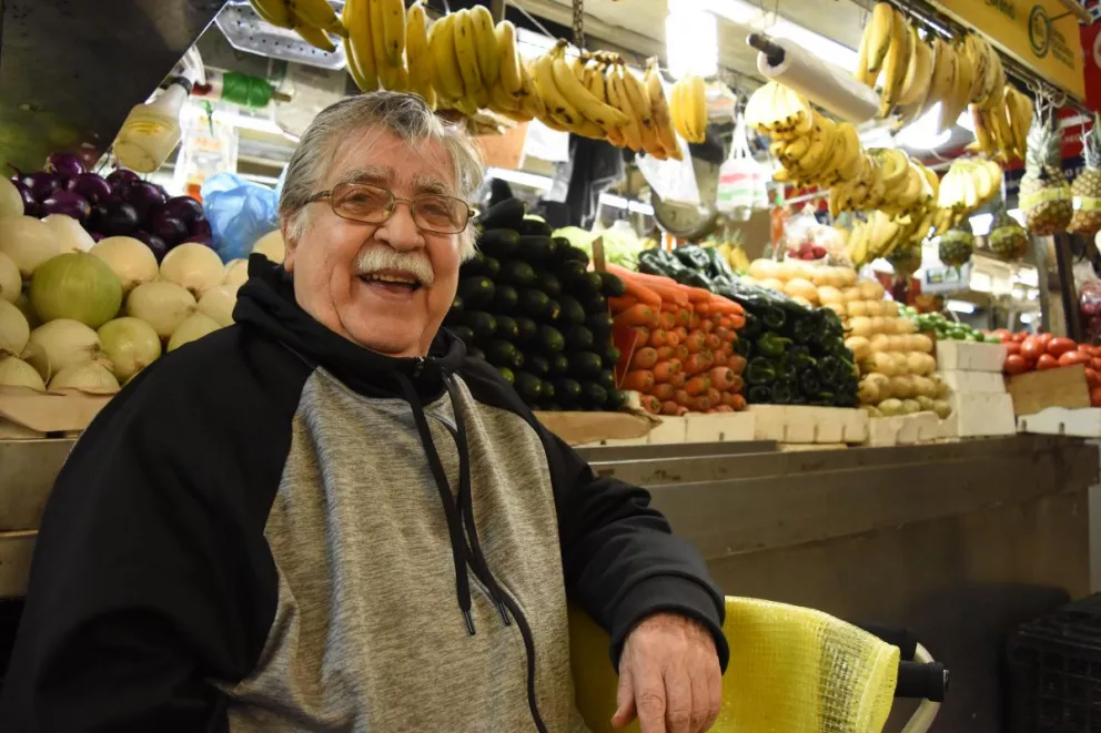 Con las frutas Don Manuel creó una historia de amor y superación en el mercado Garmendia
