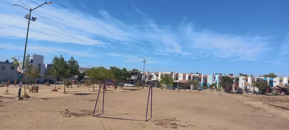 Iluminan la nueva canchita de futbol del Parque Cima Rasac en Alturas del Sur