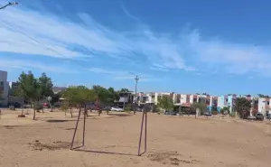 Iluminan la nueva canchita de futbol del Parque Cima Rasac en Alturas del Sur