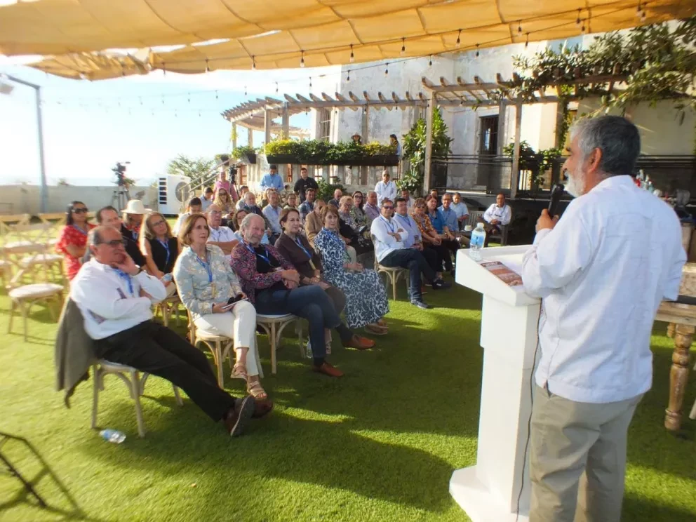 Presentan en Mazatlán el libro Habemus Mezcal