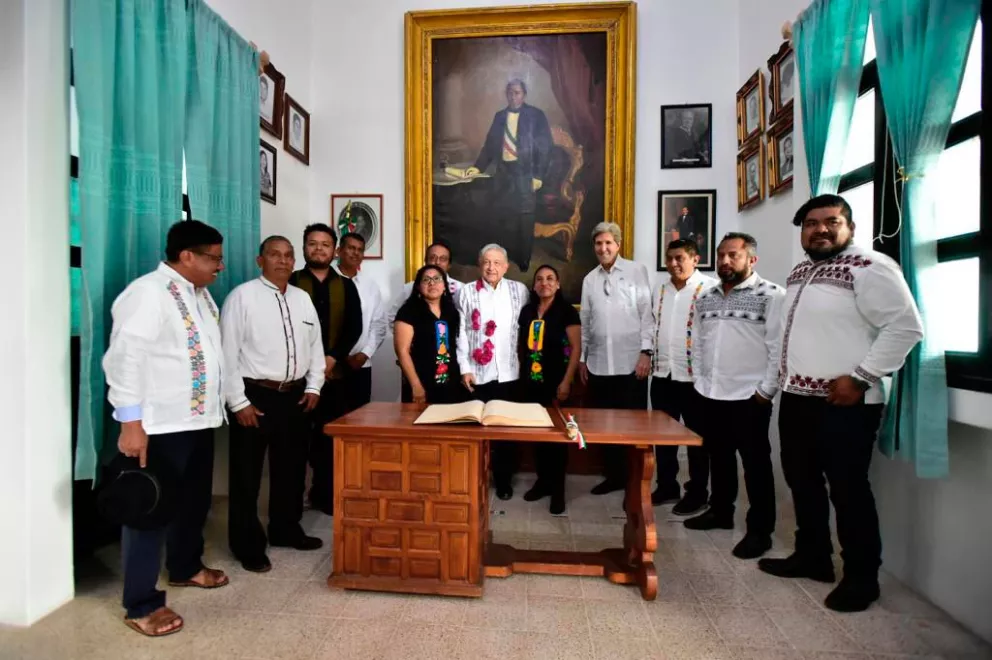 Andrés Manuel, López Obrador estuvo en Guelatao, Oaxaca, lugar donde nació Benito Juárez y conmemoró el 217 Aniversario del Benemérito de las Américas.