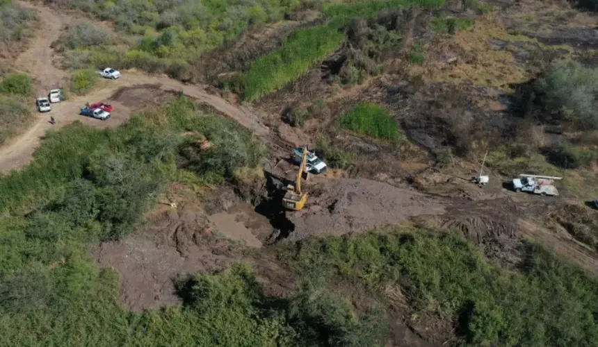 La tubería que presentó fallas tiene una antigüedad de 30 años, además de estar ubicada en una zona de complicado acceso por lo que los trabajos se han prolongado un poco más.