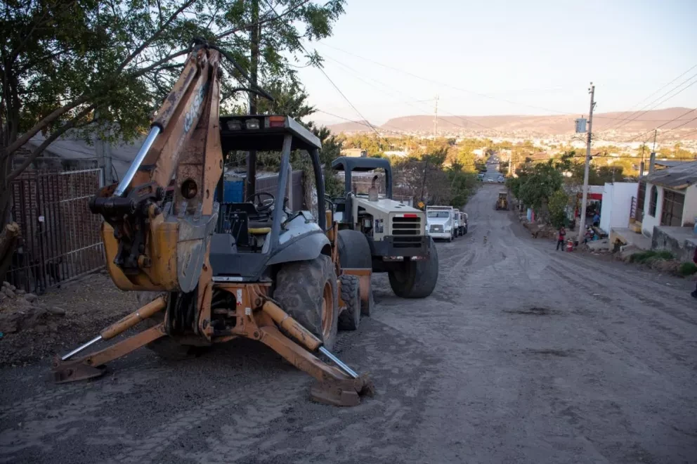 Sigue la pavimentación de calles en las colonias populares con el firme propósito de llevar obras de calidad a la sociedad culiacanense.