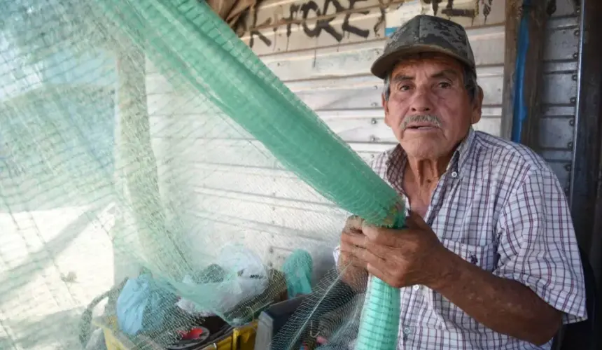 César Rafael dejó el hielo para pescar el pan tejiendo redes