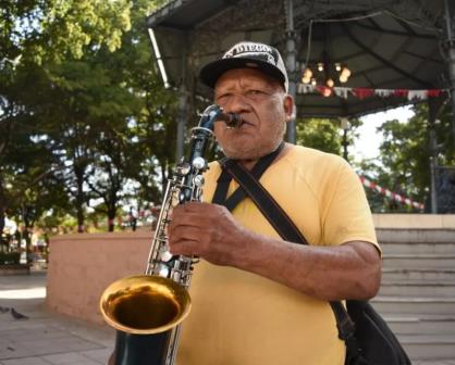 Con su saxofón Silverio llega a Culiacán para trabajar