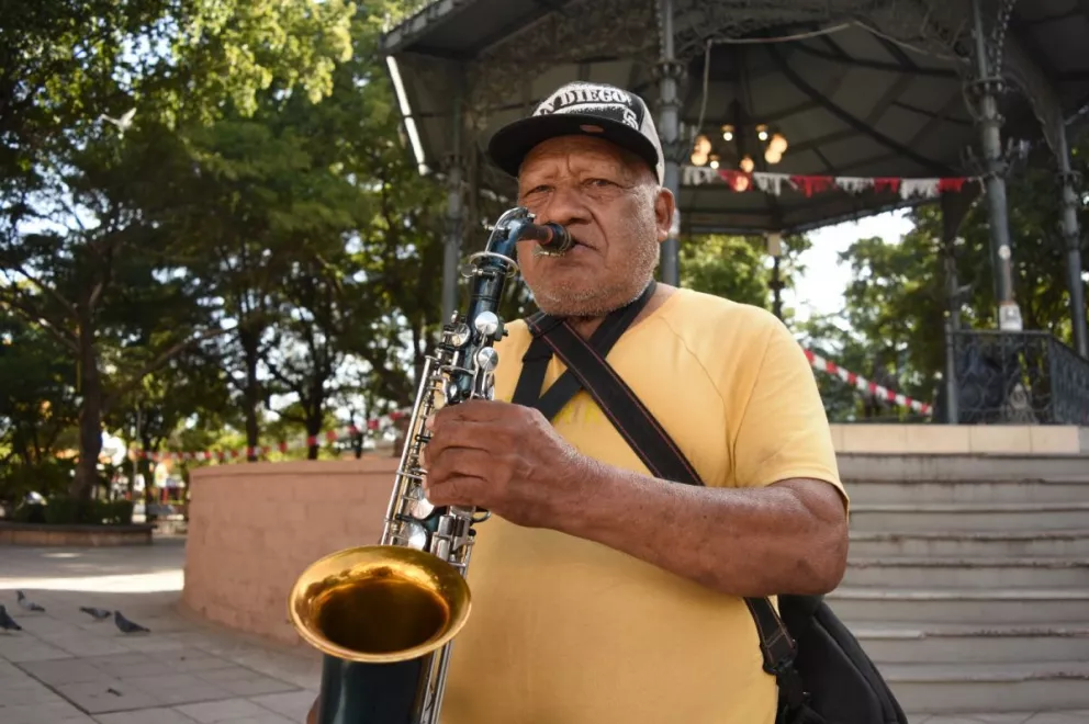 Con su saxofón Silverio llega a Culiacán para trabajar