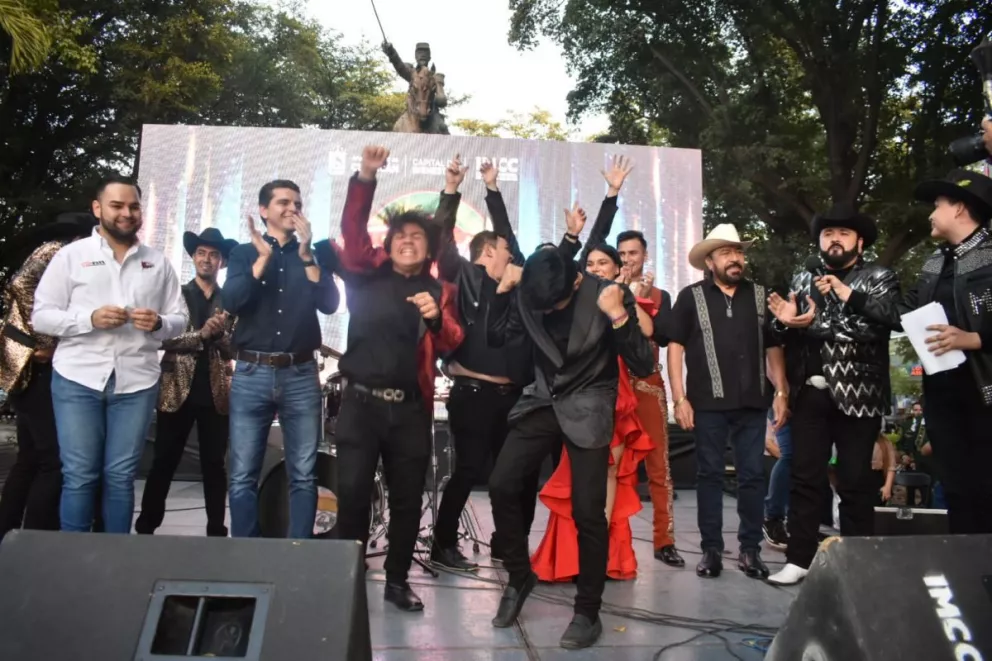 “Las Sombras de Culiacán” celebran haber ganado el concurso “Triunfando macizo por Culiacán”. ¡Felicidades!