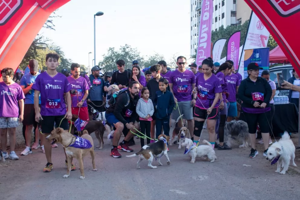 Cientos de personas que acudieron junto a sus mascotas a la gran Canrrera 5km, Pasea, Convive y Ayuda.