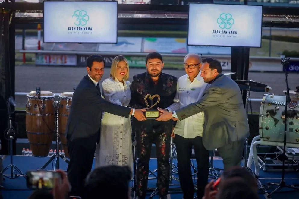 Banda de El Recodo recibe reconocimiento como Embajadores de Sinaloa ante el mundo.