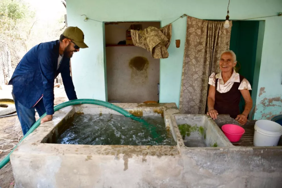 Con el apoyo de camiones pipas, este martes JAPAC proporcionó el suministro de agua potable a los habitantes de Imala y de las Tapias.