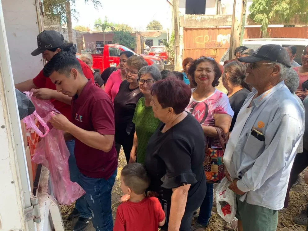 DIF Navolato entrega tonelada y media de pescados durante la Cuaresma