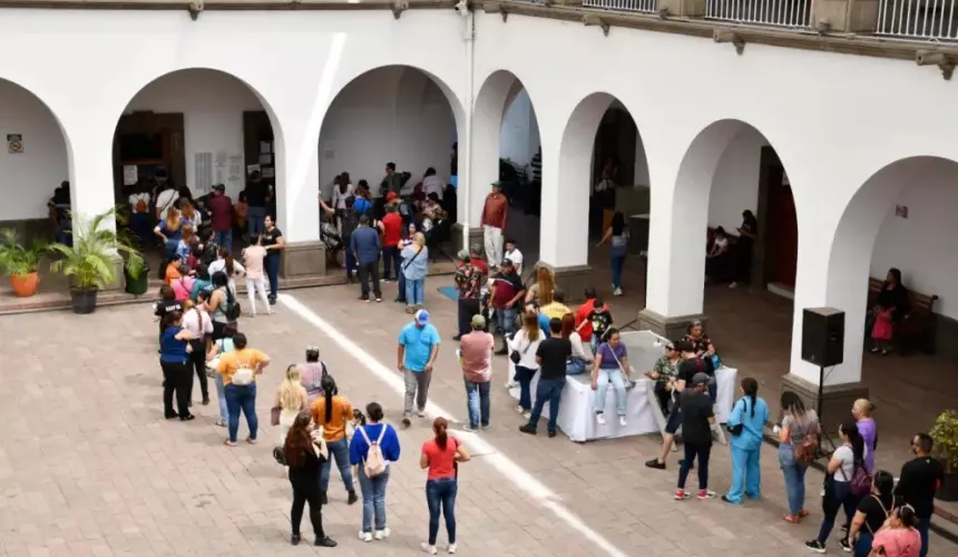 Ciudadanos de Culiacán hacen fila para realizar un pago en las cajas del Ayuntamiento.