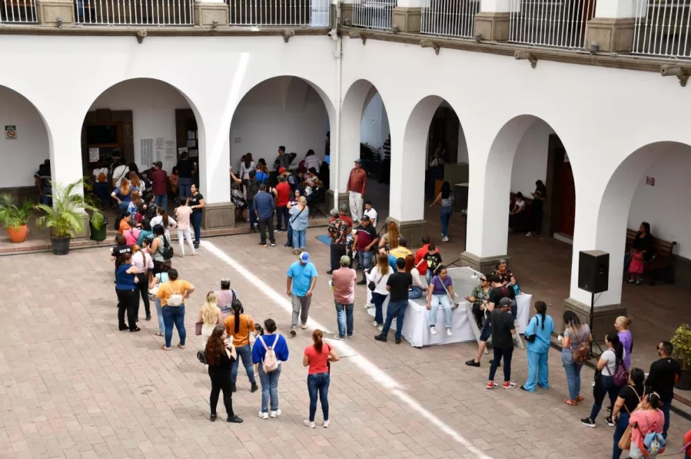 Ciudadanos de Culiacán hacen fila para realizar un pago en las cajas del Ayuntamiento.