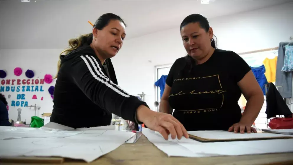 Con trazos de tela Karina y Arcelia confeccionan un mejor destino
