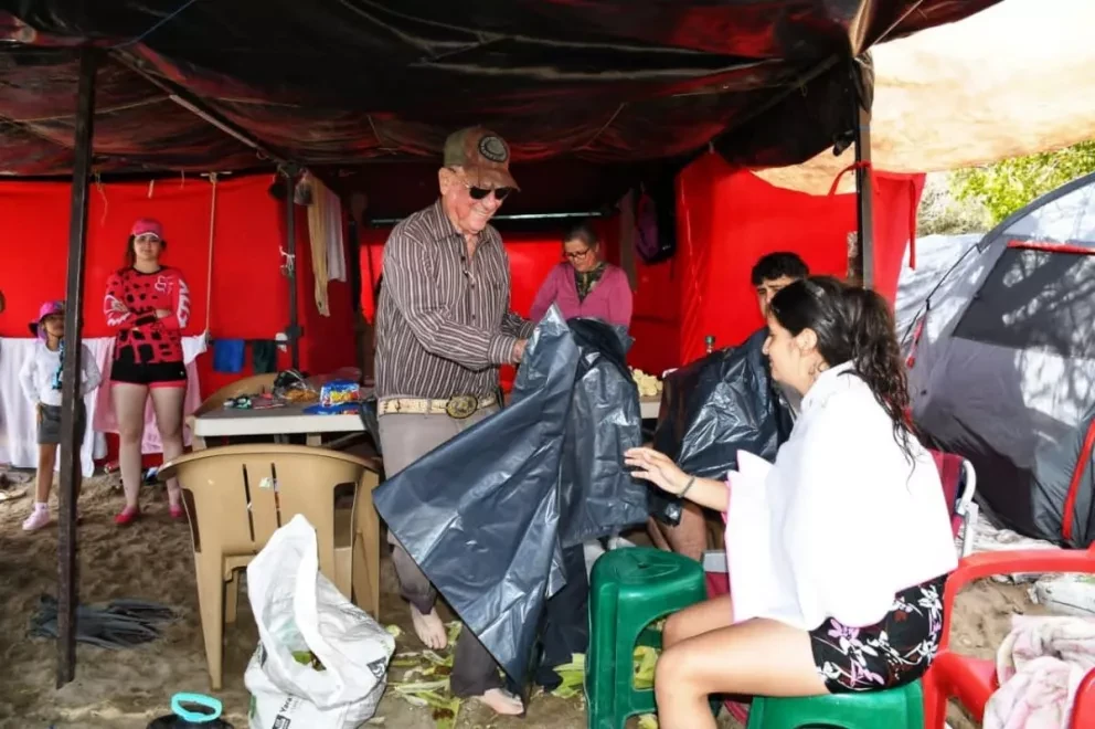 En Angostura sí cuidan el medio ambiente; regalan bolsas de basura a vacacionistas.