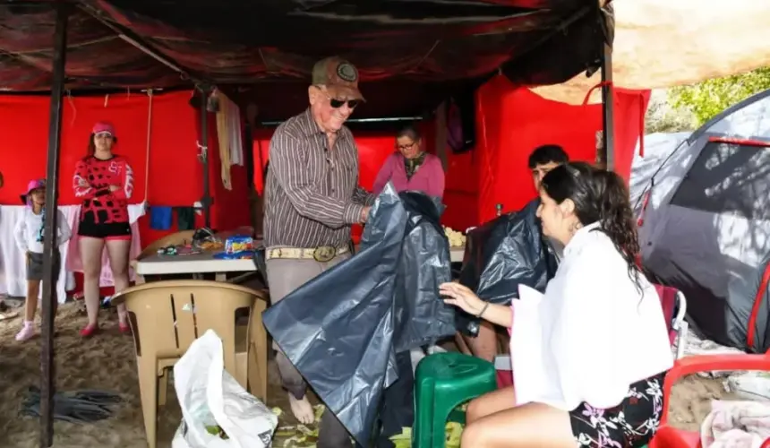 En Angostura sí cuidan el medio ambiente; regalan bolsas de basura a vacacionistas.