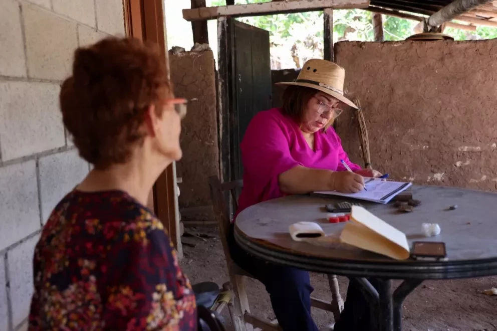 Para implementar este plan en Tepuche, el equipo de SEBIDES encabezado por la Secretaria María Inés Pérez Corral recorrió las viviendas del lugar para conocer de viva voz de los ciudadanos que les falta para retornar de forma permanente.