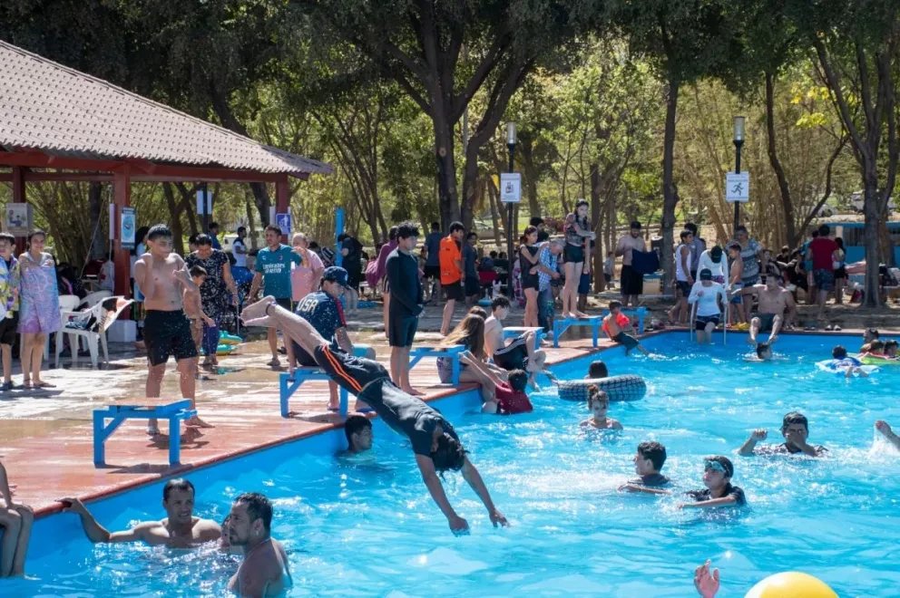 Familias culiacanenses disfrutan balnearios y parques bajo el resguardo de las autoridades