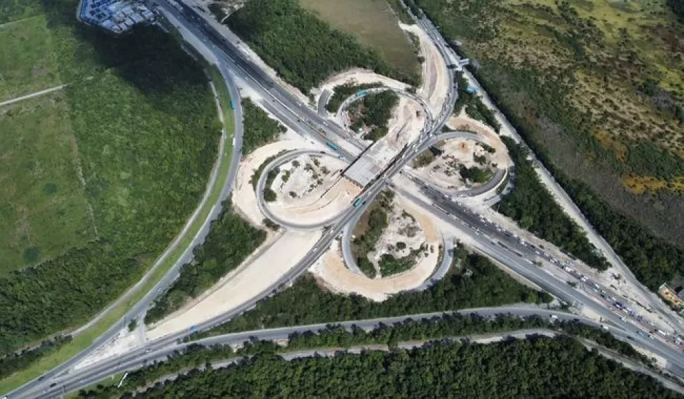 Nuevas vialidades en Cancún incluirán vehículo eléctrico para conectar aeropuerto con Tren Maya.